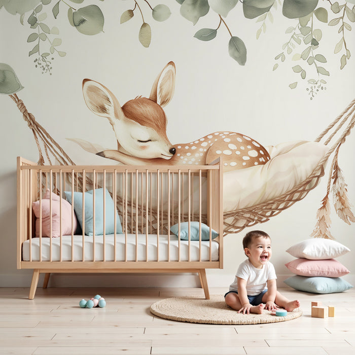Papier peint chambre bébé | Faon endormi dans un hamac bohème sous les feuillages délicats