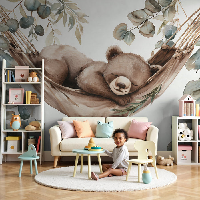 Papier peint chambre bébé | Ourson endormi dans un hamac au cœur des feuillages d’eucalyptus