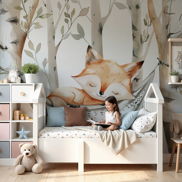 Papier peint chambre bébé | Petit renard endormi dans un hamac suspendu entre bouleaux doux et feuillage d’automne