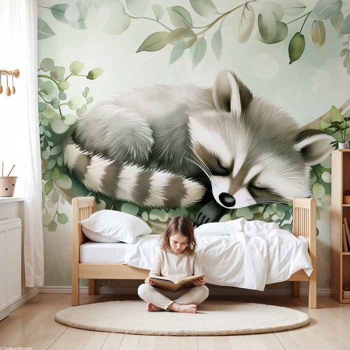 Papier peint chambre bébé | Raton-laveur blotti dans un hamac feuillu au cœur d’un écrin de verdure