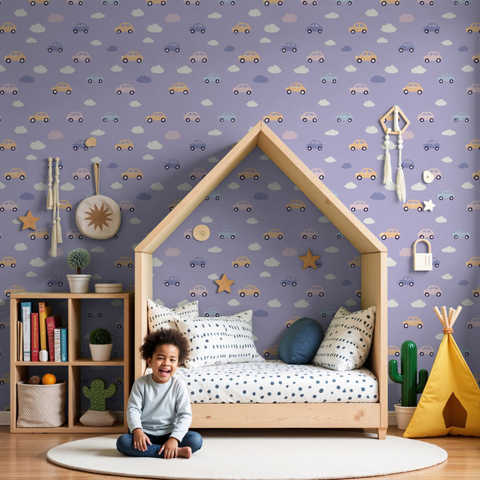 Papier peint chambre enfant à motifs | Voitures colorées et nuages doux sur fond violet