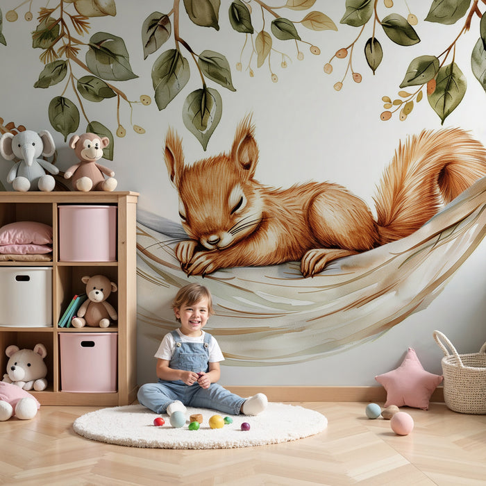 Papier peint chambre bébé | Écureuil roux endormi dans un hamac tressé sous les branches feuillues