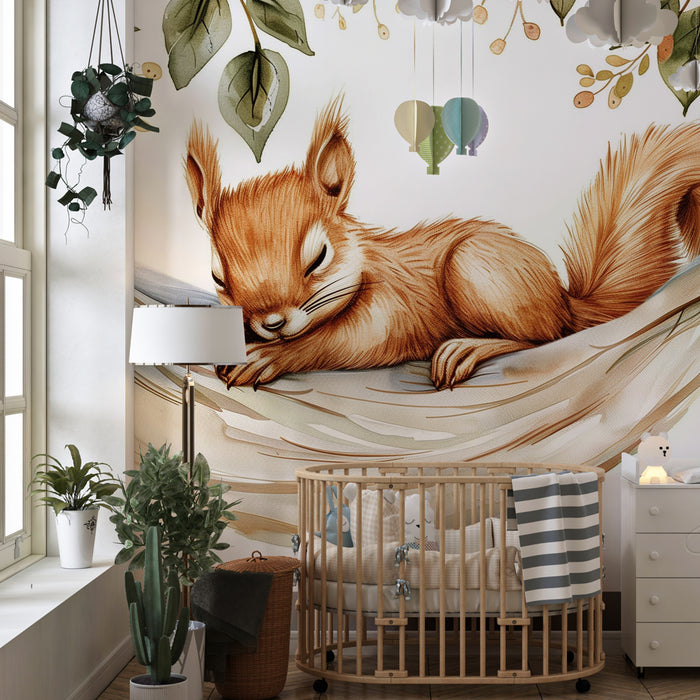 Papier peint chambre bébé | Écureuil roux endormi dans un hamac tressé sous les branches feuillues