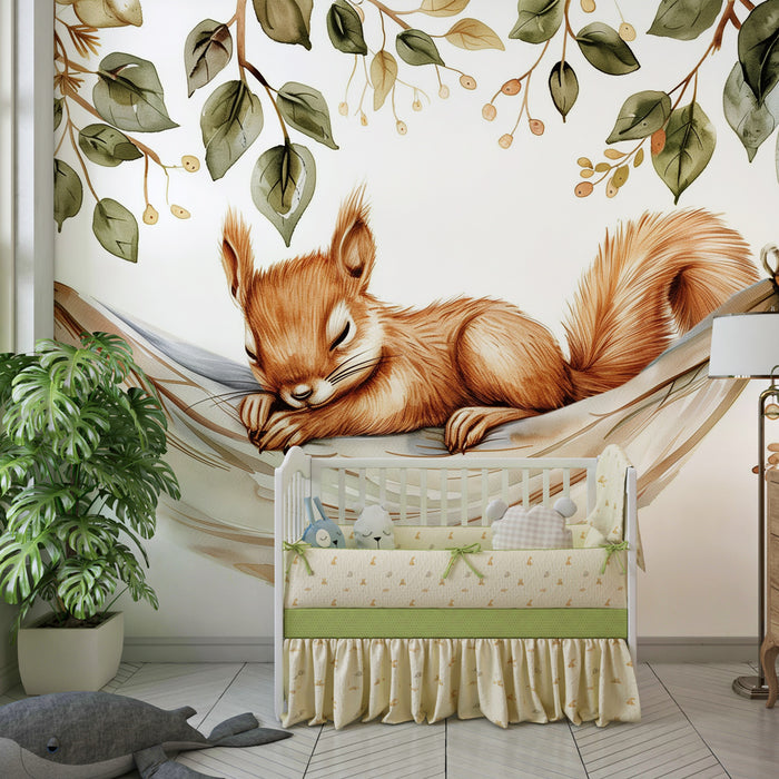 Papier peint chambre bébé | Écureuil roux endormi dans un hamac tressé sous les branches feuillues