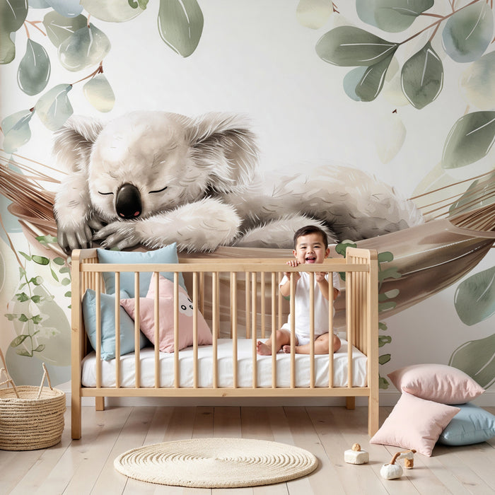 Papier peint chambre bébé | Koala endormi dans un hamac nature au cœur d’un feuillage d’eucalyptus