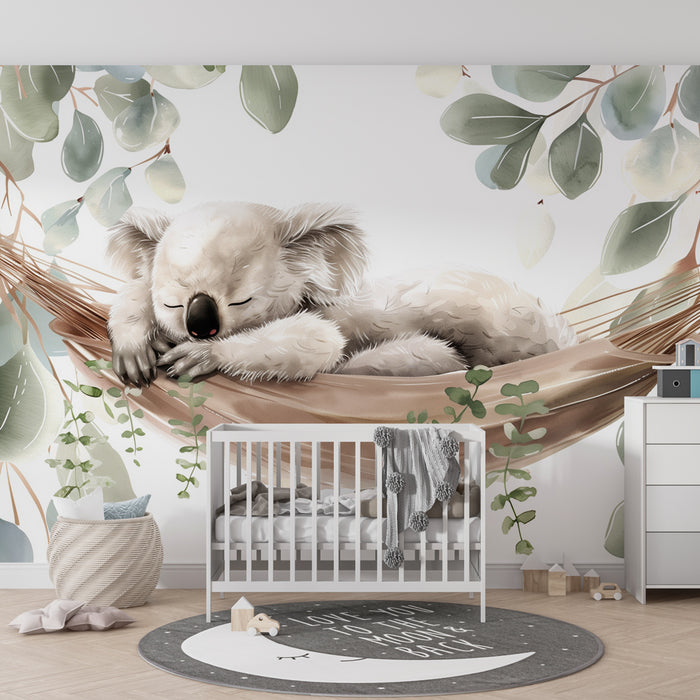 Papier peint chambre bébé | Koala endormi dans un hamac nature au cœur d’un feuillage d’eucalyptus