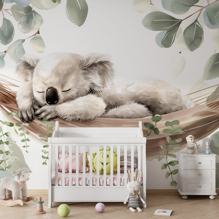 Papier peint chambre bébé | Koala endormi dans un hamac nature au cœur d’un feuillage d’eucalyptus