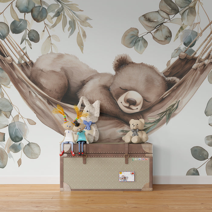Papier peint chambre bébé | Ourson endormi dans un hamac au cœur des feuillages d’eucalyptus