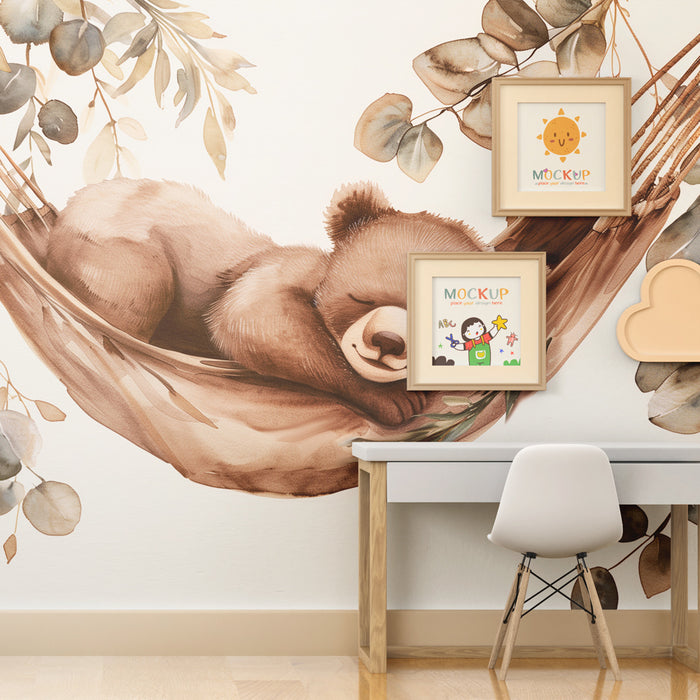 Papier peint chambre bébé | Ourson endormi dans un hamac au cœur des feuillages d’eucalyptus