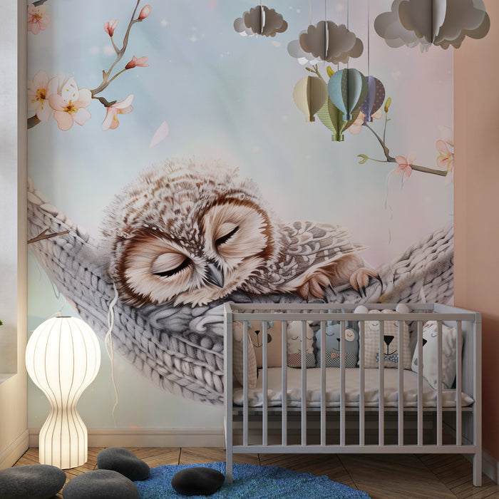 Papier peint chambre bébé | Petite chouette endormie dans un hamac tricoté parmi les fleurs de cerisier