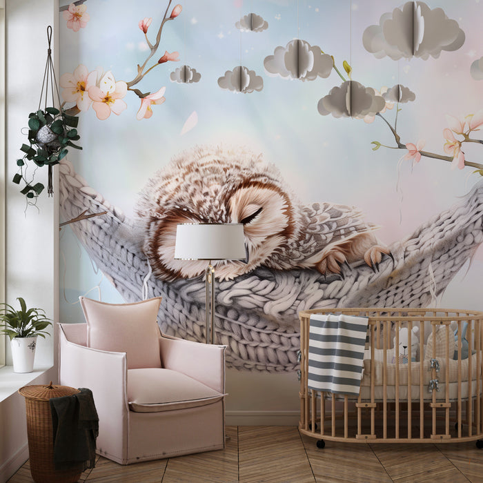 Papier peint chambre bébé | Petite chouette endormie dans un hamac tricoté parmi les fleurs de cerisier