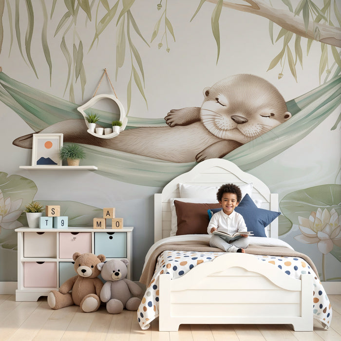 Papier peint chambre bébé | Petite loutre paisible dans un hamac au-dessus des nénuphars en fleur